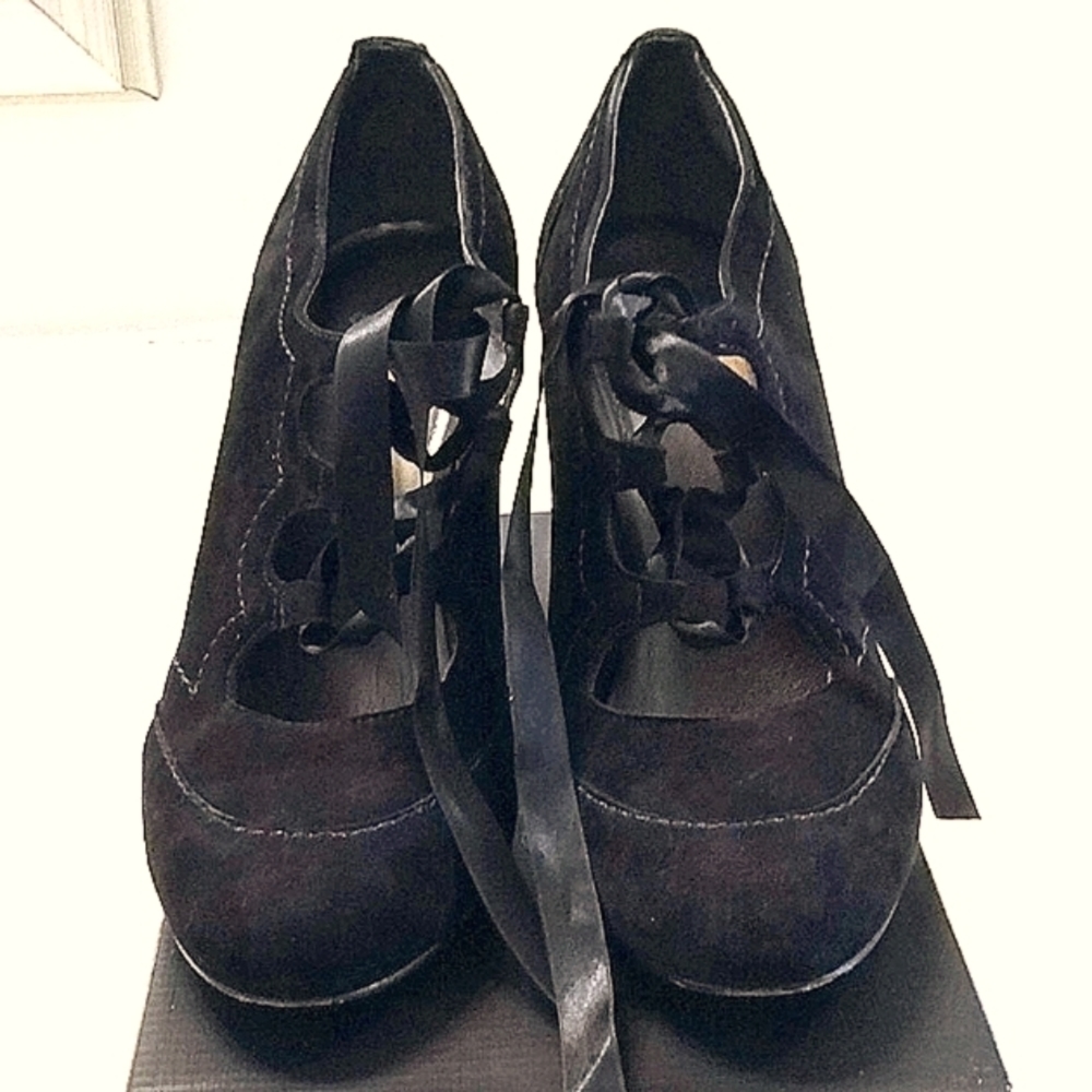 Suede Vintage Pumps~Ribbon Shoelaces